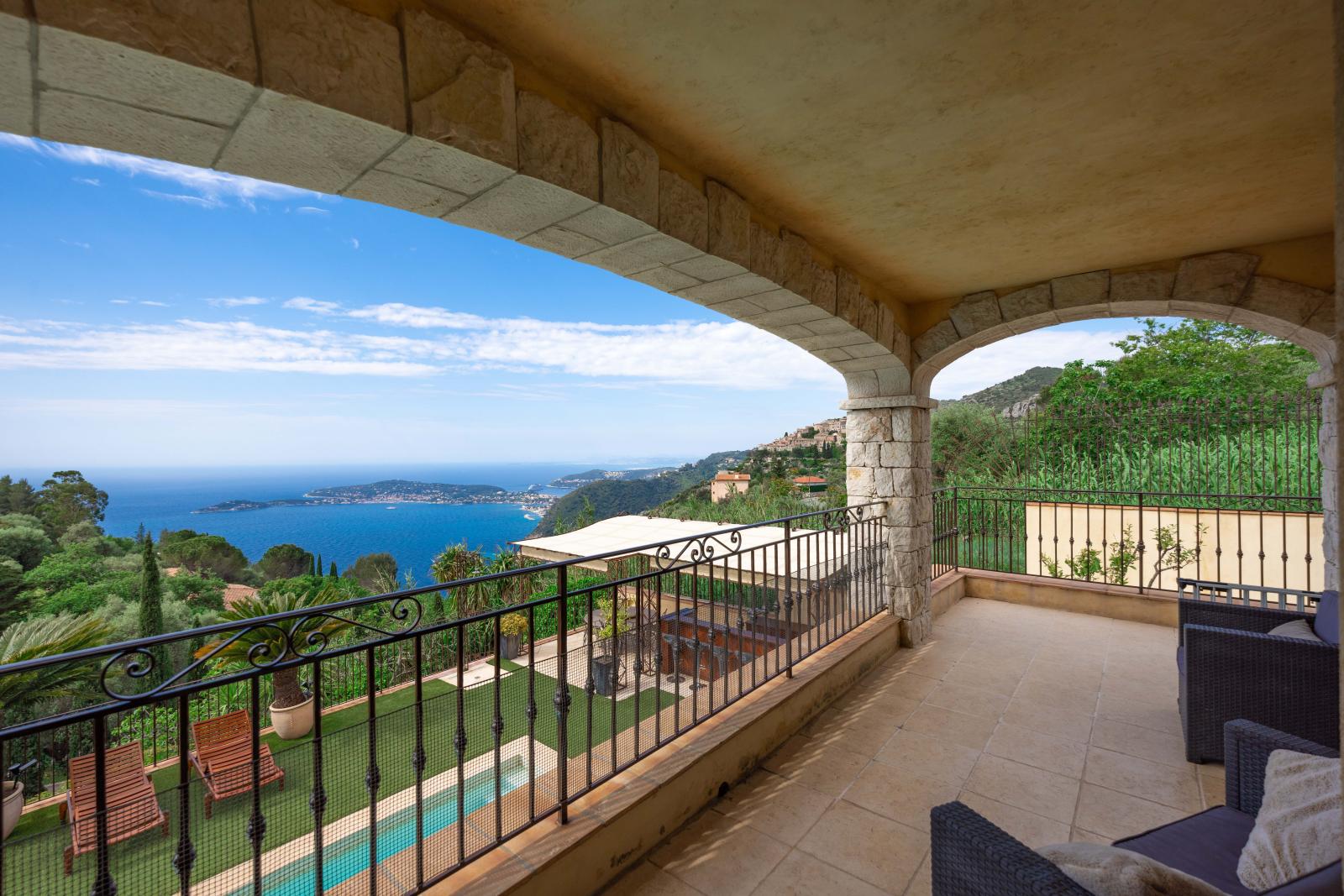 DEUX VILLAS PROCHE DE MONACO AVEC PISCINE