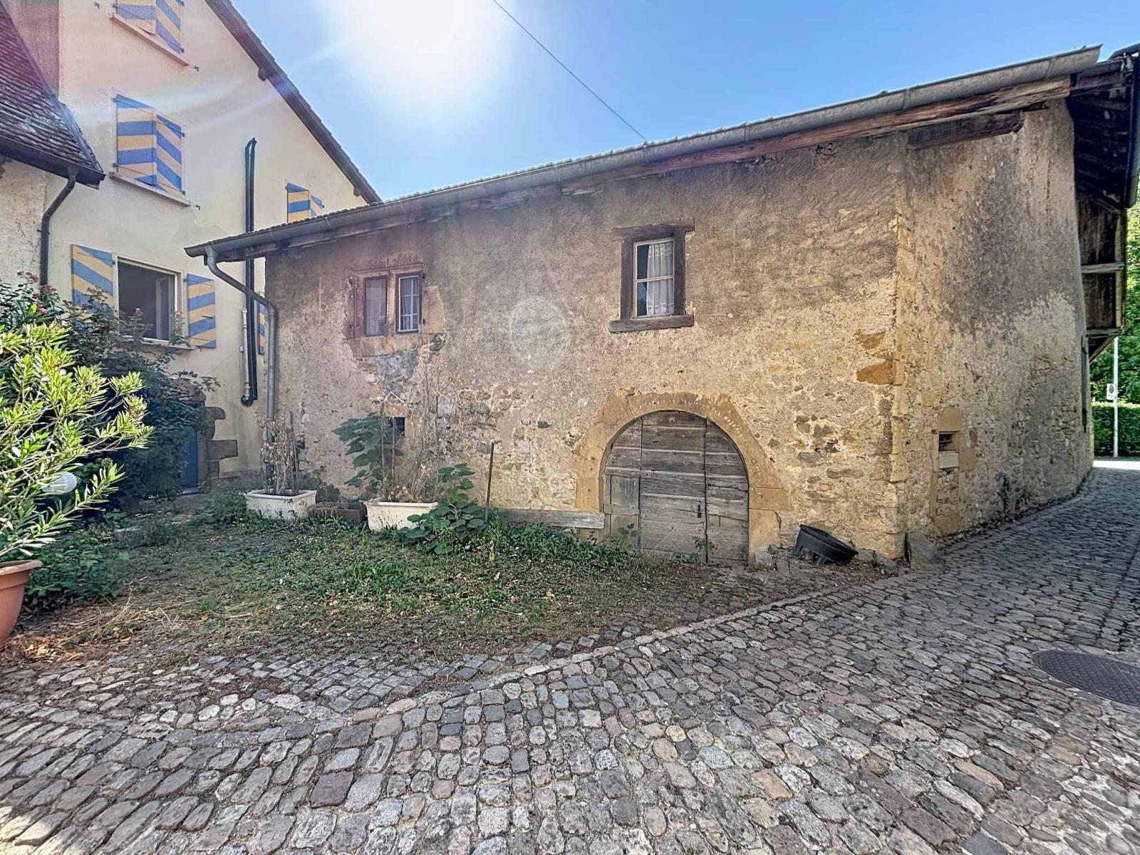 Ferme villageoise de caractère à réinventer au cœur d’Areuse