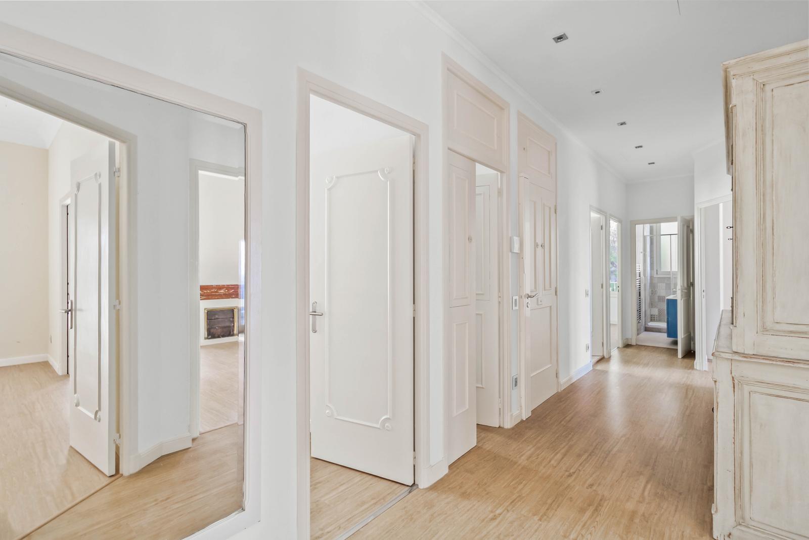 Villa Bel Air: 5 Pièces Bourgeois Duplex Entièrement Rénové avec Vue Mer et Parking