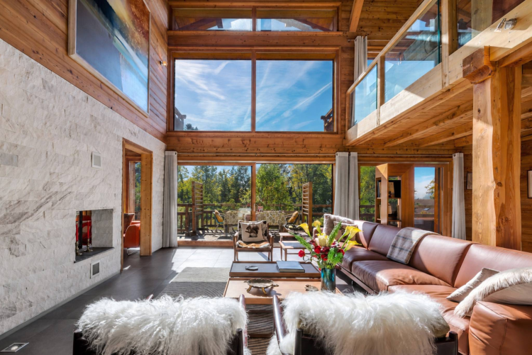 Un chalet Bayrou à vendre à Villars-sur-Ollon - L'art de la construction alpine de Megève à Crans-Montana