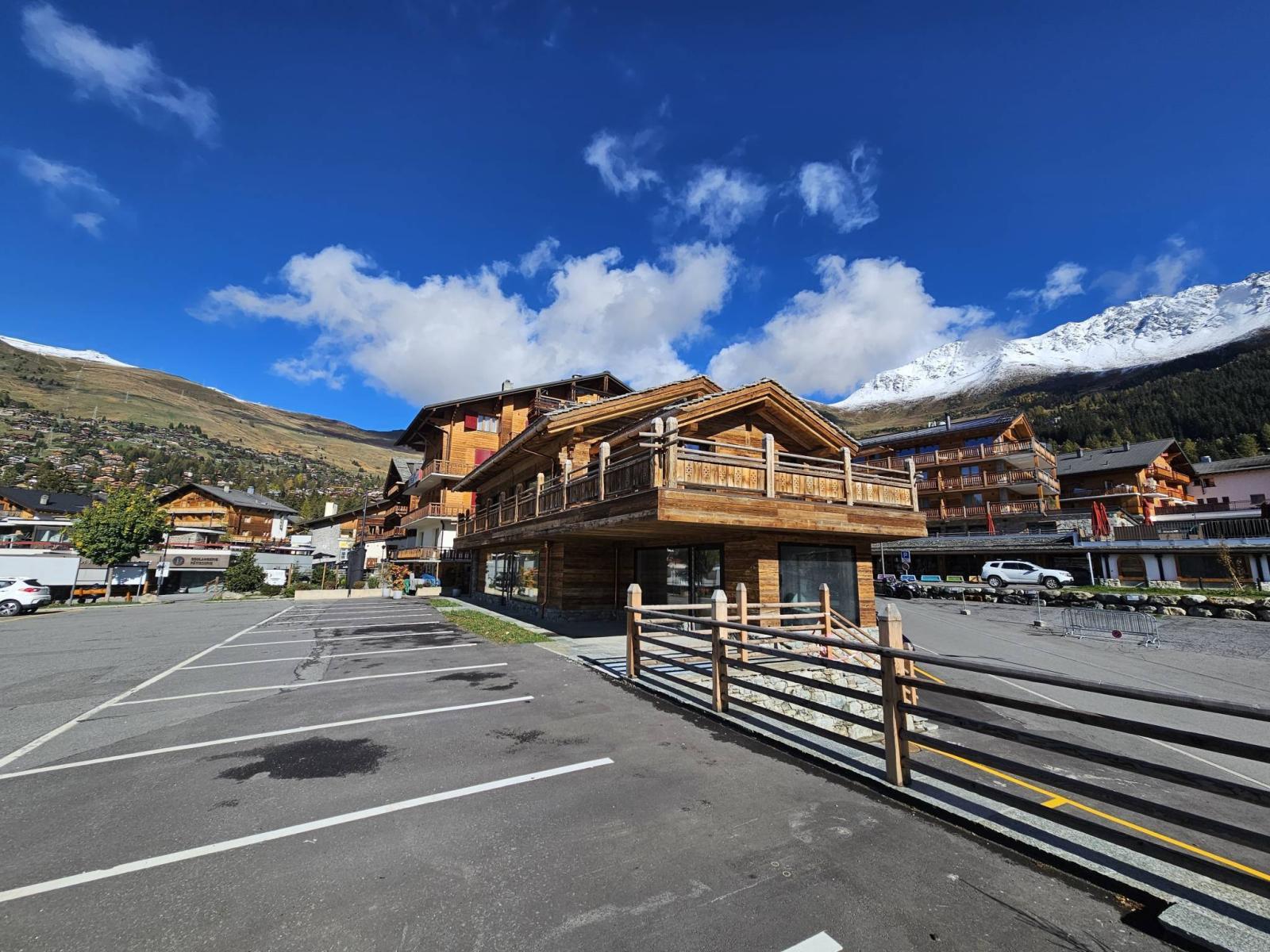 Au cœur de Verbier, place centrale - Superbe immeuble mixte