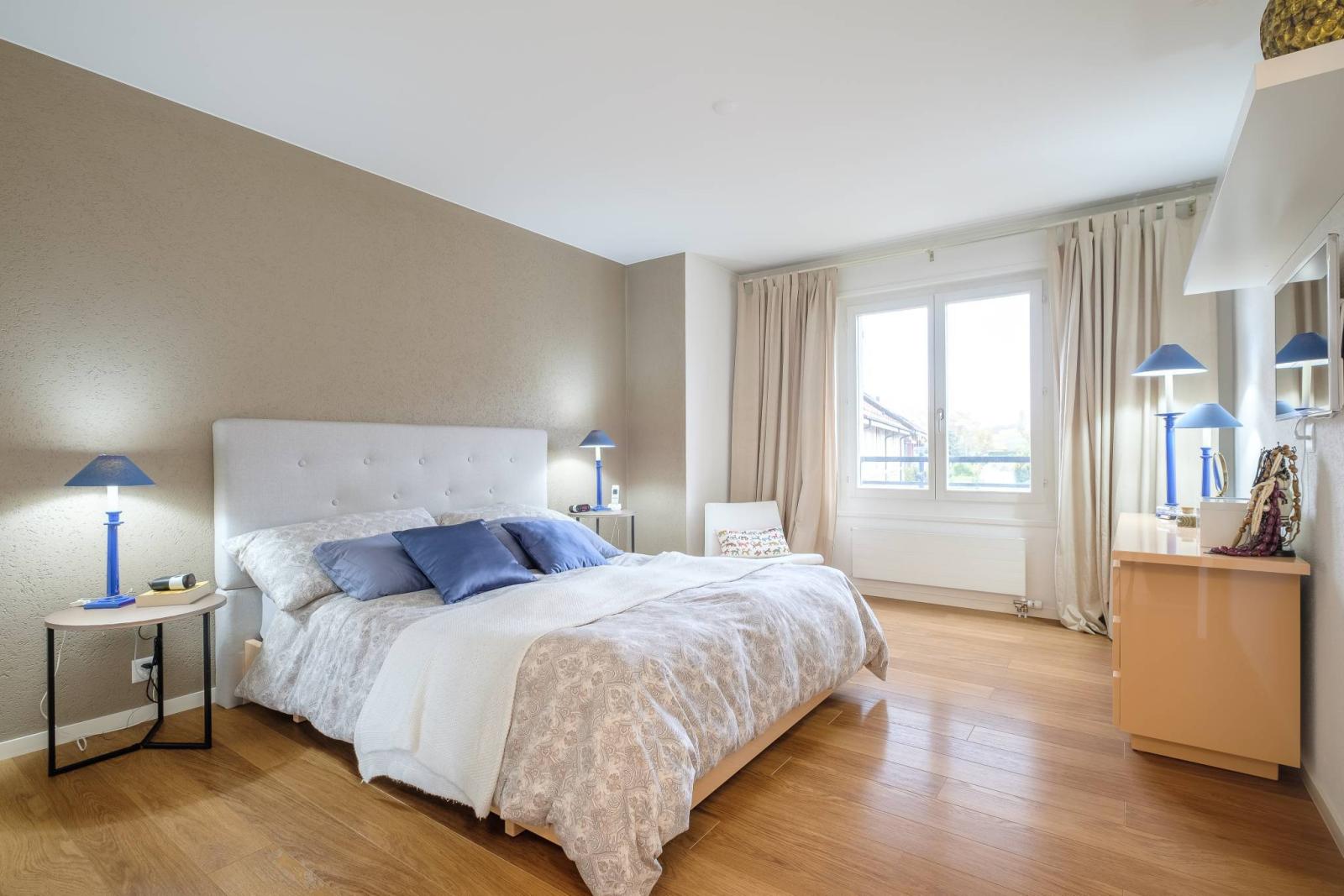 Spacieux duplex en attique de 235 m² entièrement rénové