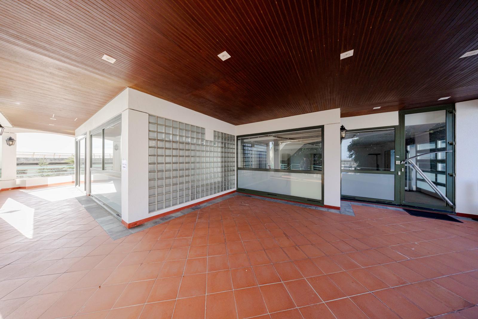 SPACIEUX BUREAUX PROCHE DE LA MER