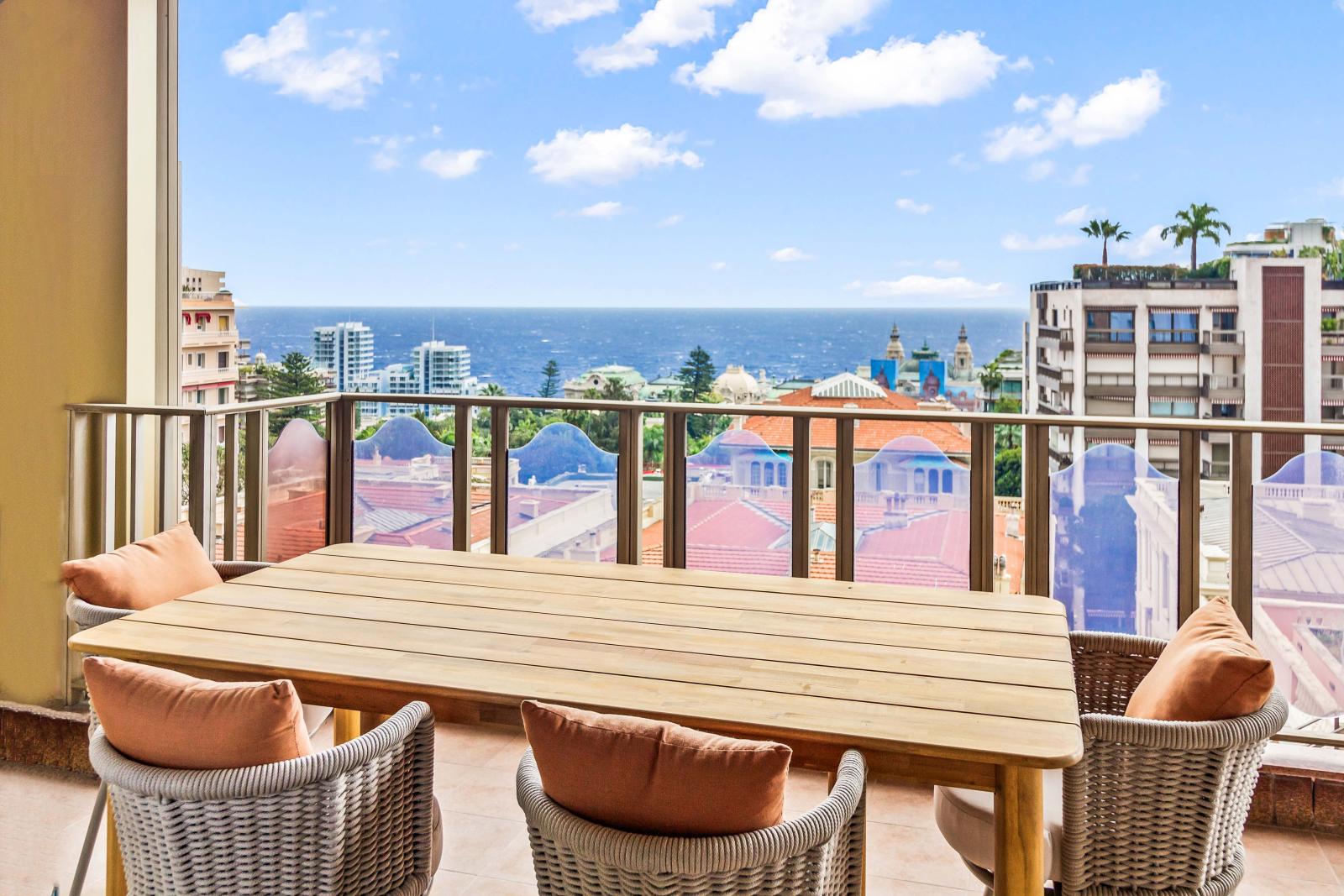 Riviera Palace: 4 Pièces Entièrement Rénové avec Vue Mer & Casino