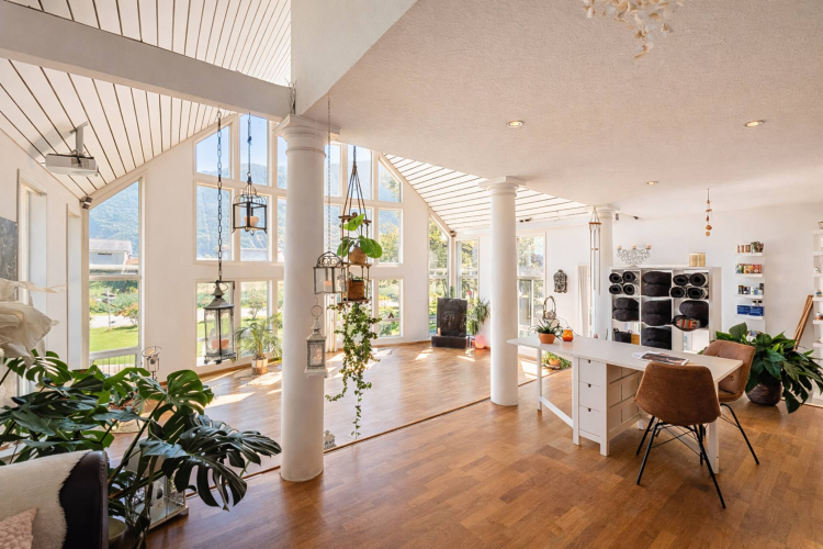 Maison canadienne au cœur d’un cadre verdoyant