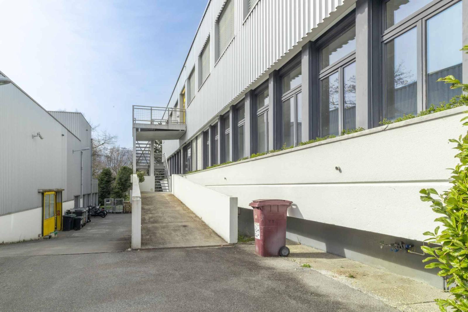 BÂTIMENT MULTIFONCTIONNEL DE 3 NIVEAUX À MEYRIN