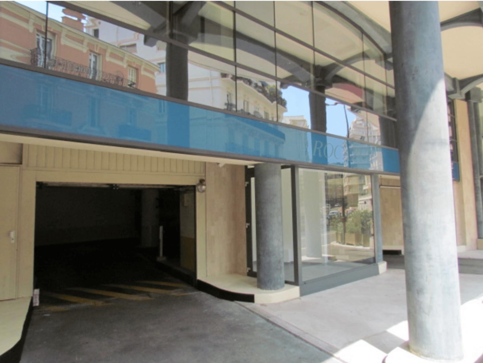 BOULEVARD D'ITALIE: grand bureau meublé de 5 pièces en location