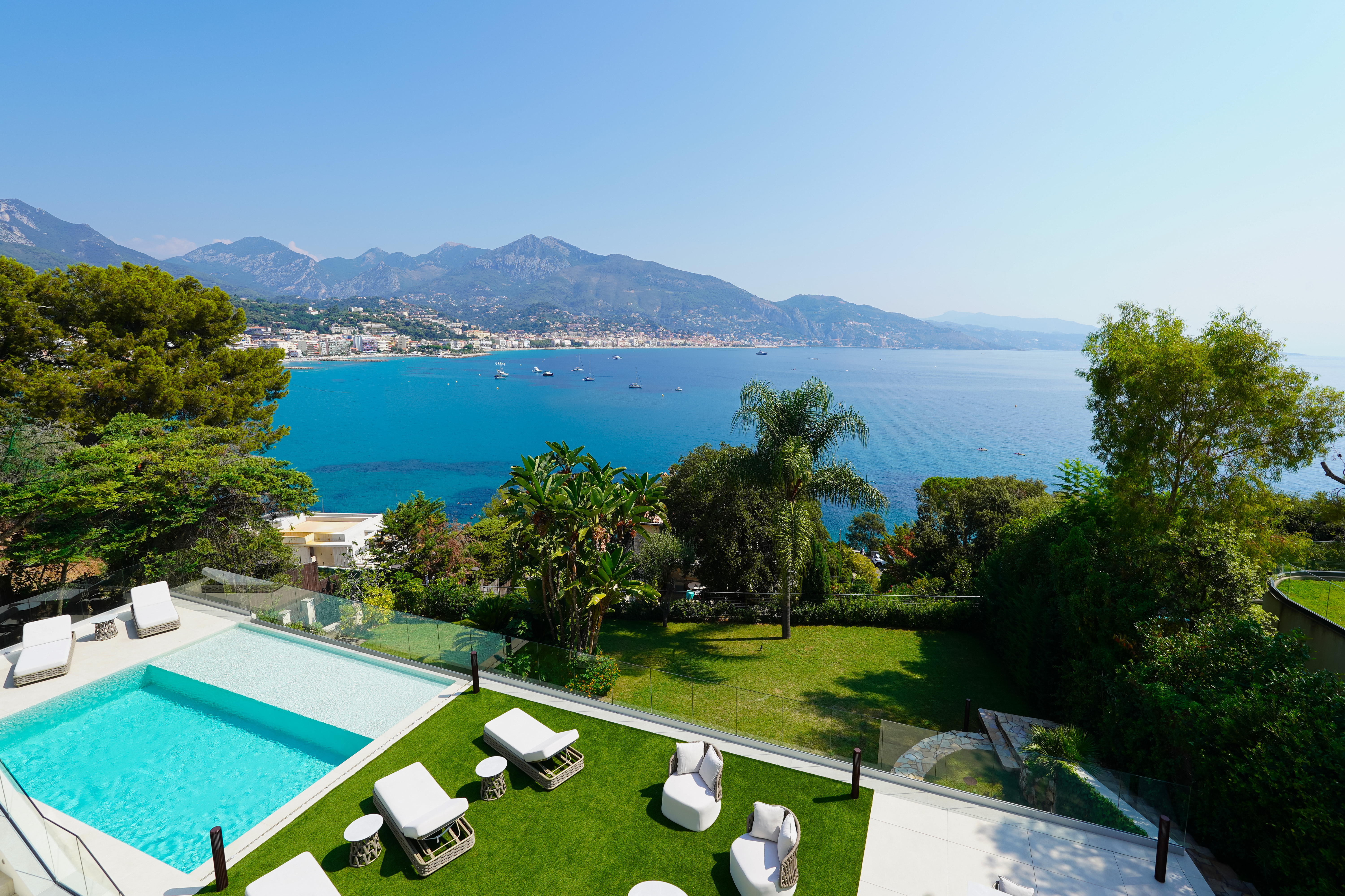 KUTcw_piscine-et-vue-villa-cap-martin-valeri-agency-by-jm-barei-1785495581.jpg