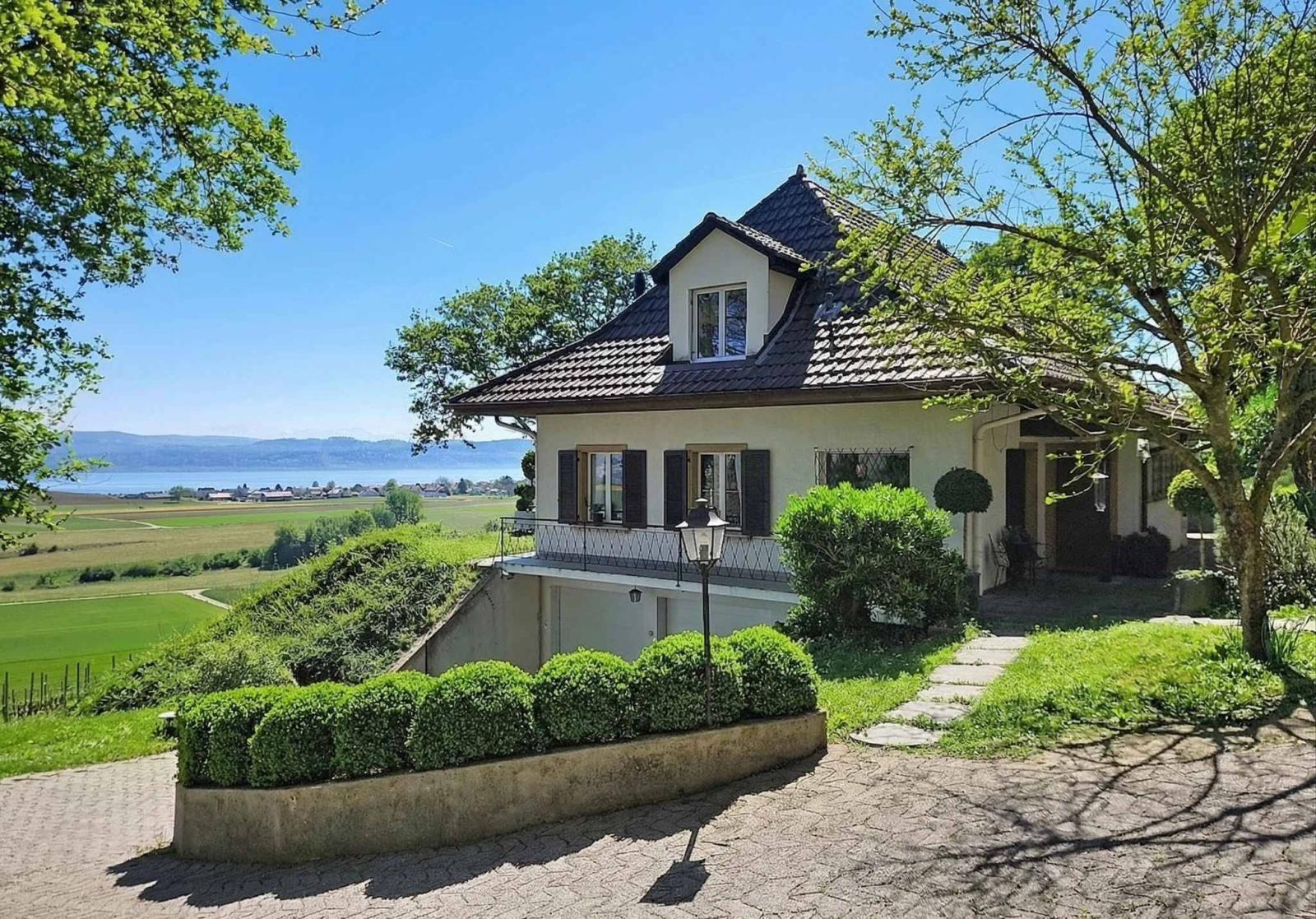 Villa de charme avec vue panoramique sur le lac de Neuchâtel