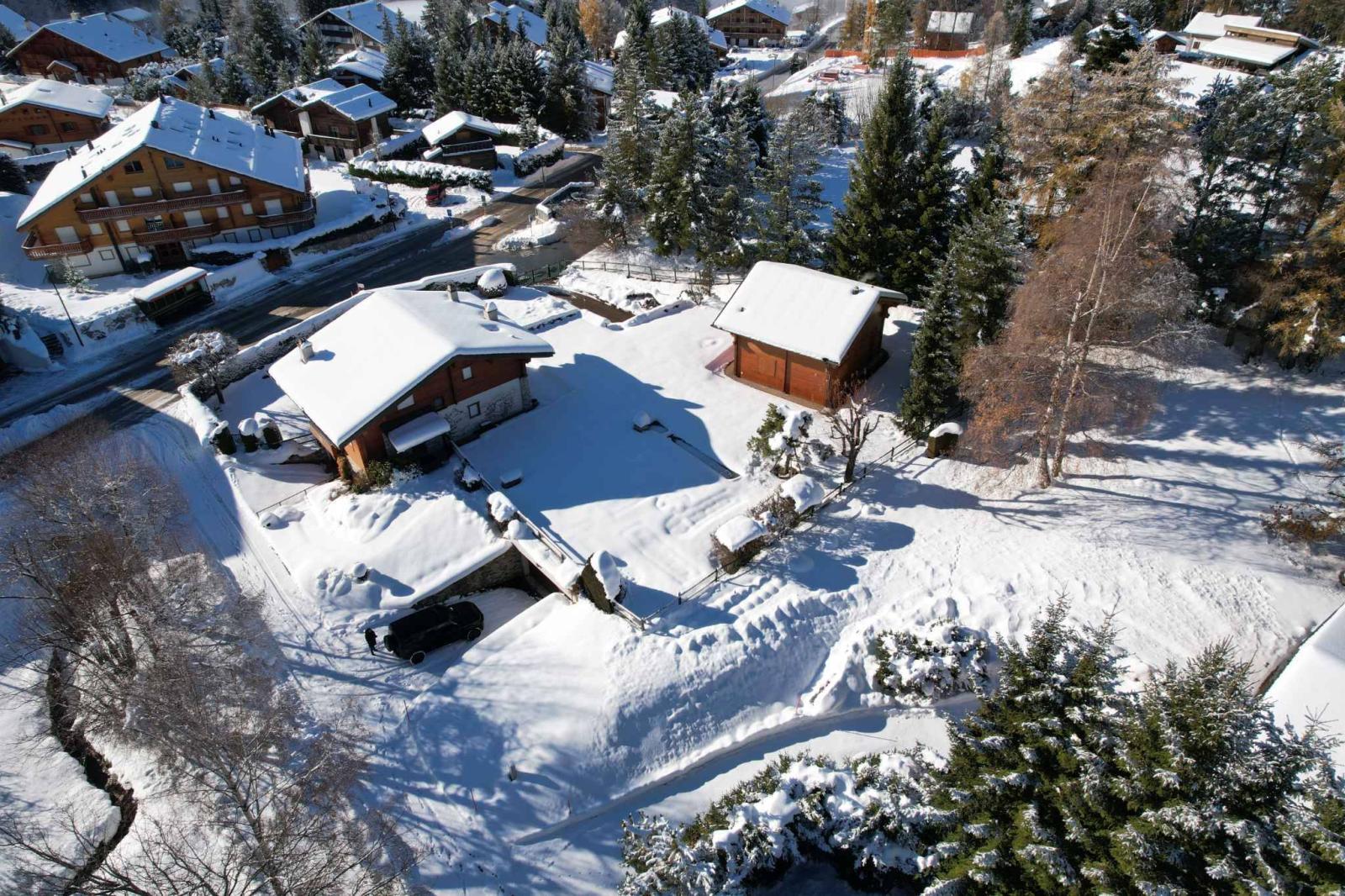 Domaine avec 2 chalets individuels reliés par les sous-sols