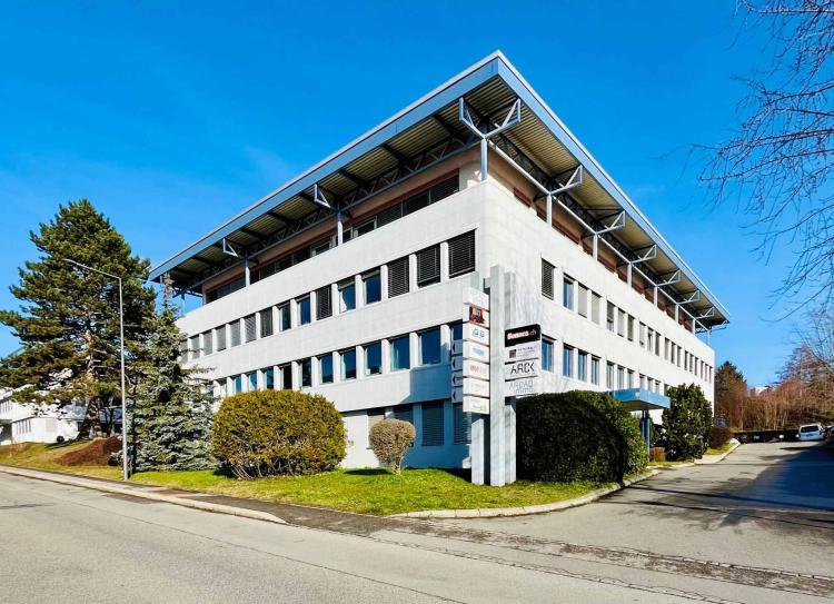 Local commercial, showroom, dépôt de 490 m2 à louer au Mont sur Lausanne 