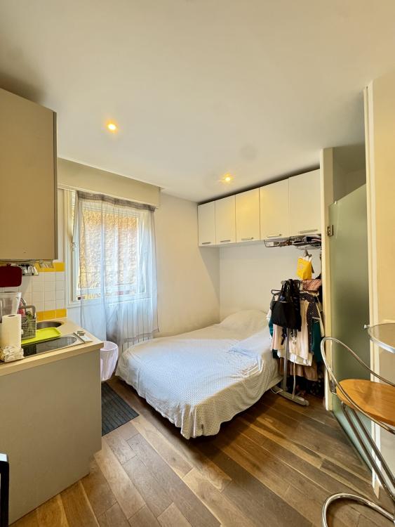 SPACIEUSE CHAMBRE DE SERVICE