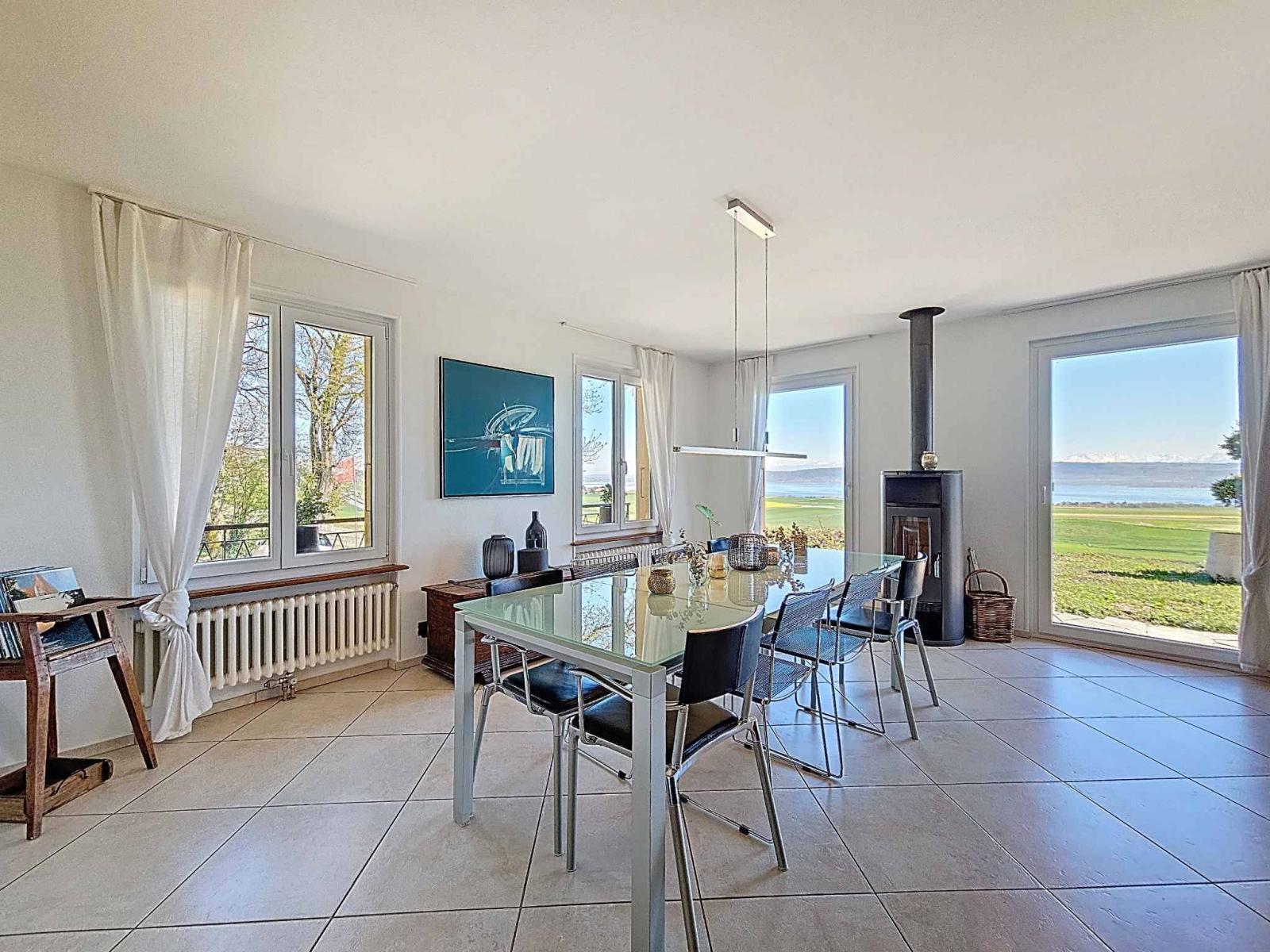 Villa de charme avec vue panoramique sur le lac de Neuchâtel