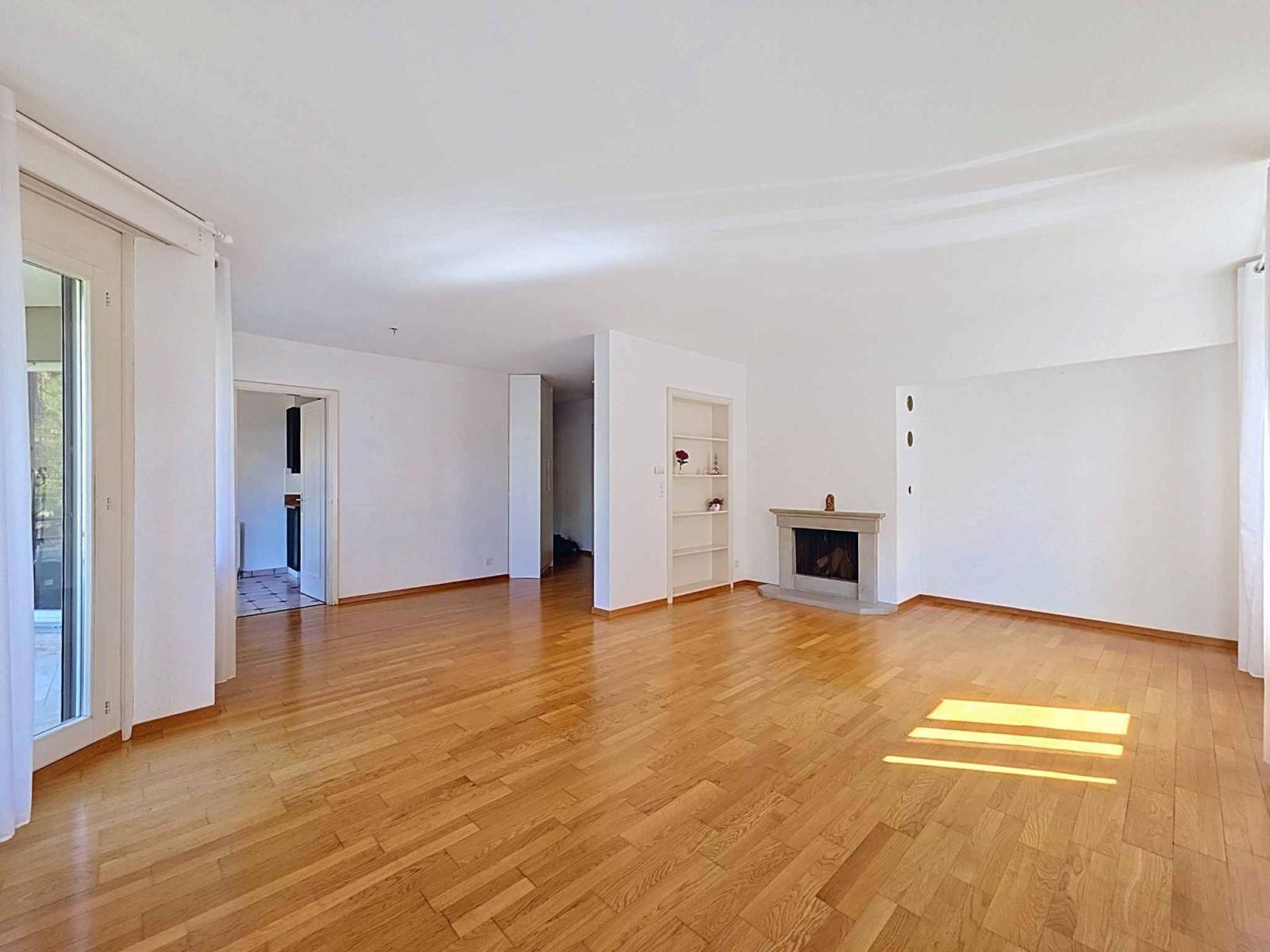Élégant appartement familial de 4.5 pièces avec cheminée et loggia