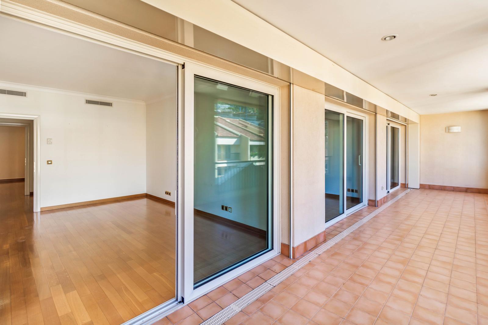 Fontvieille: Appartement d’exception avec terrasse et piscine privative face à la mer
