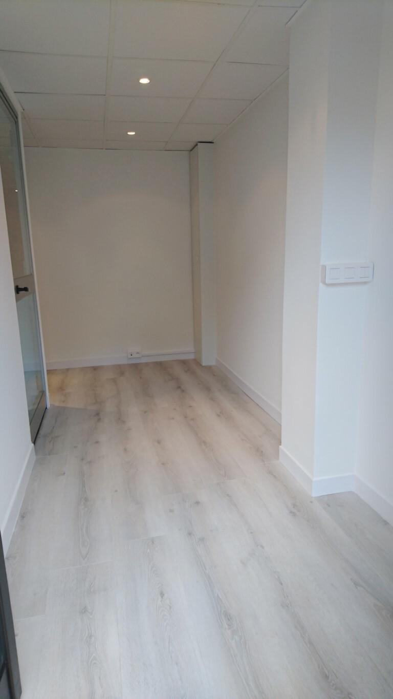 Le Titien : Bureaux avec 3 Espaces Cloisonnés et Grande Vitrine