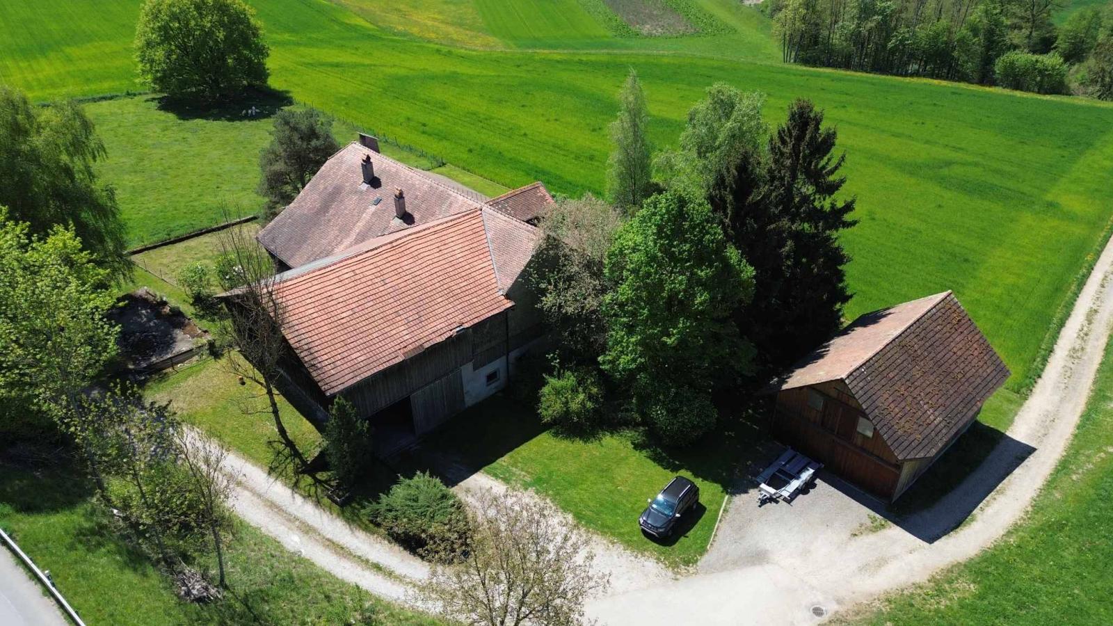 Charmante ferme de 7 pièces à rénover, environnement paisible avec annexes