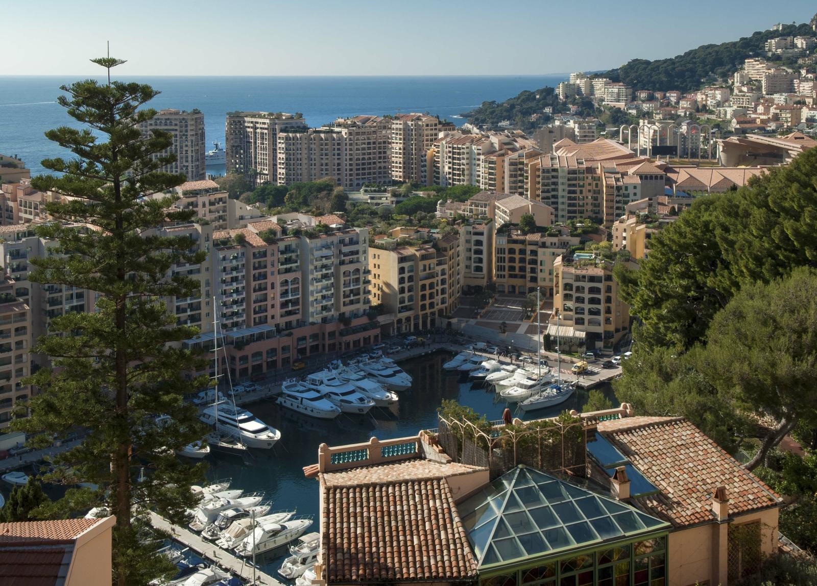 FONTVIEILLE: Duplex d’exception en location avec piscine privée et vue panoramique sur le port