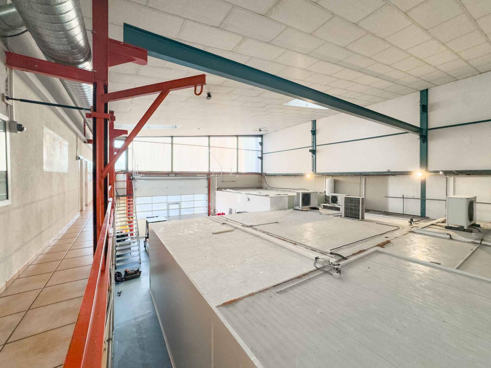 Atelier / logistique avec grande hauteur et mezzanine – Meyrin