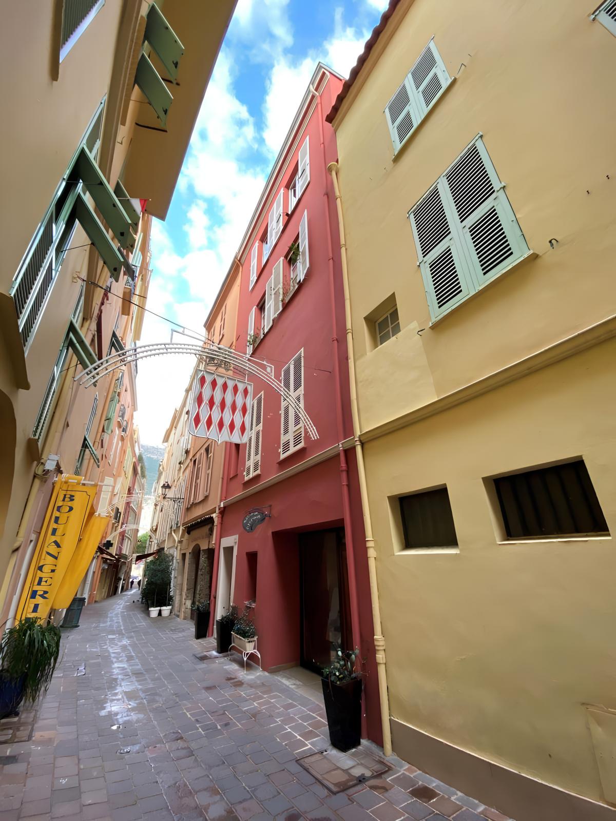 Monaco Ville: Duplex de caractère avec vues panoramiques sur Port Hercule et la mer
