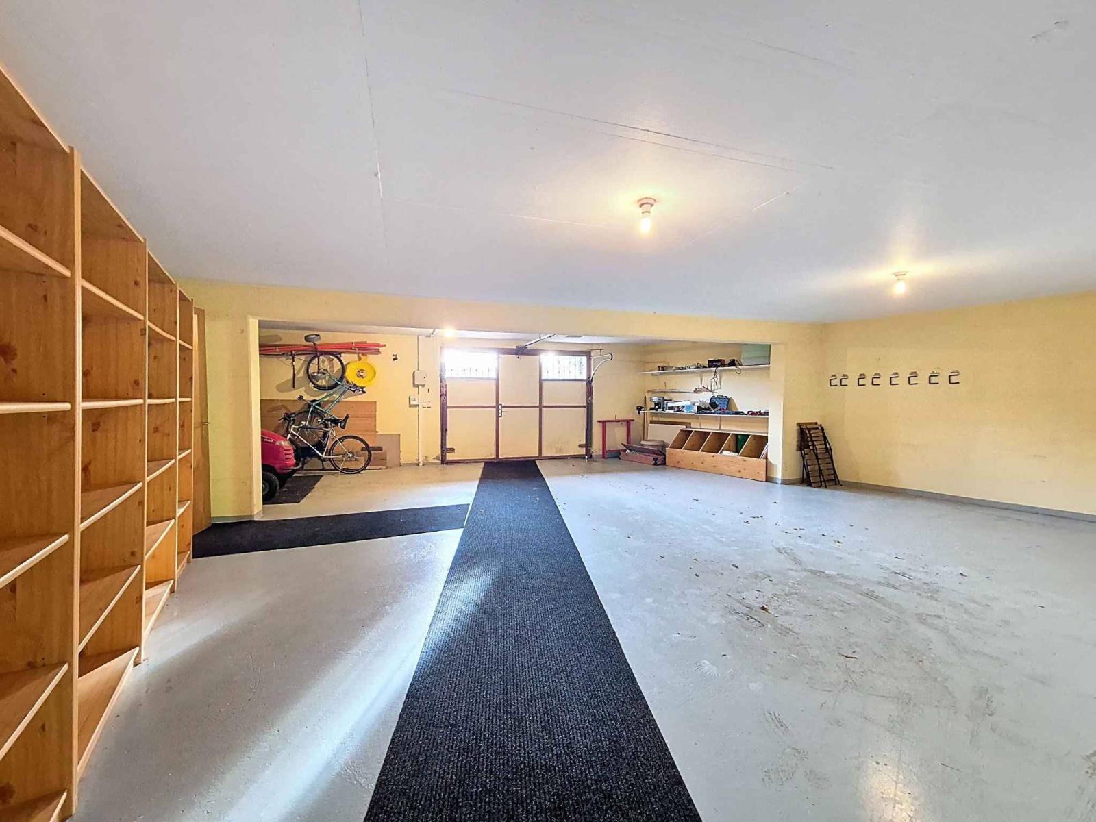 Domaine avec 2 chalets individuels reliés par les sous-sols