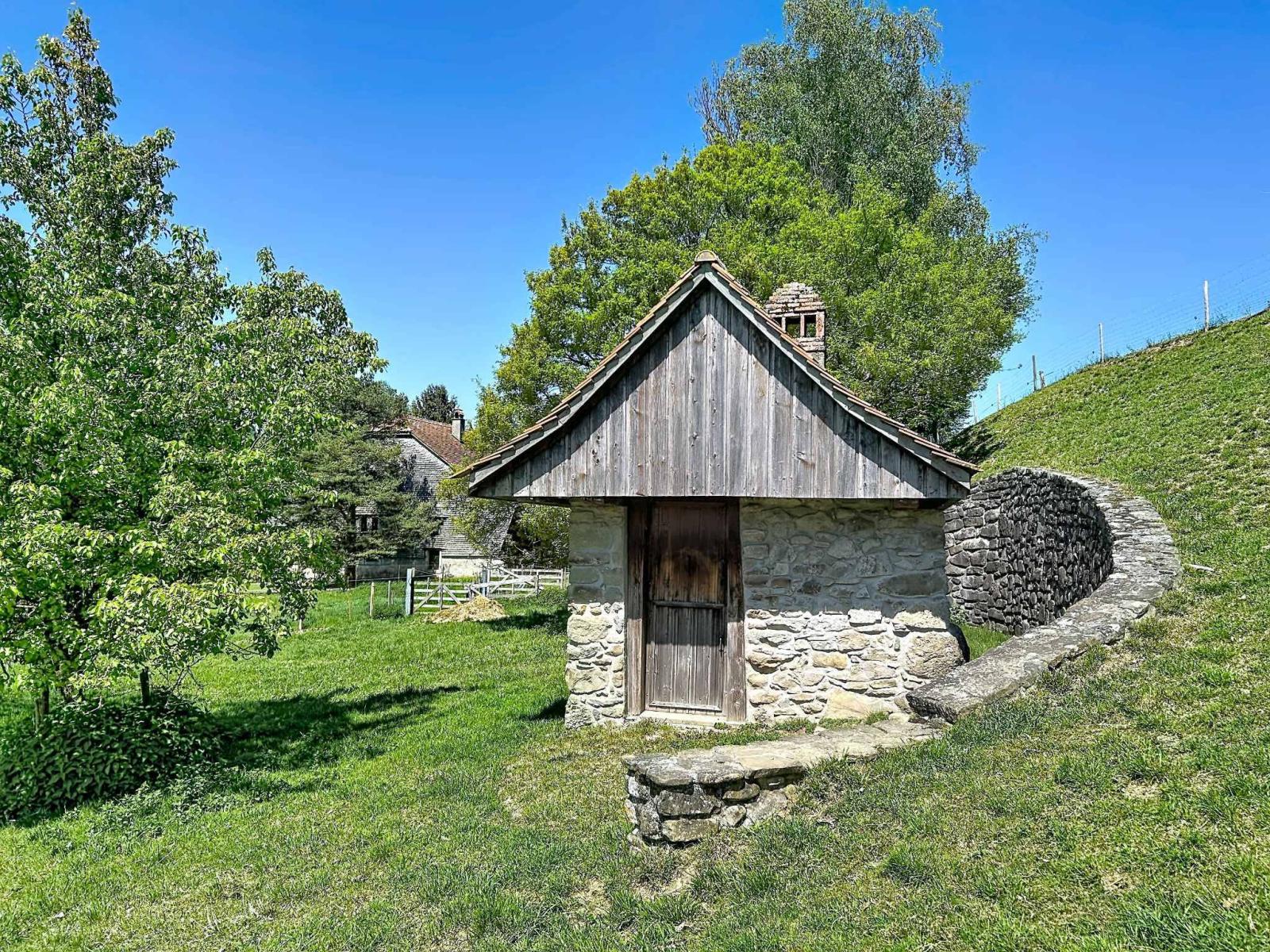 Charmante ferme de 7 pièces à rénover, environnement paisible avec annexes