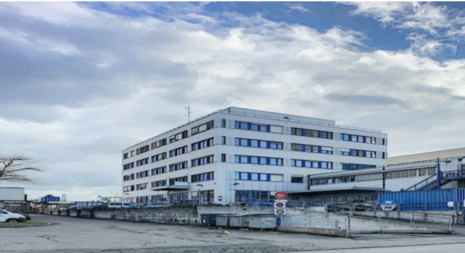 Atélier de 92 m2 au rez supérieur Zone FTI