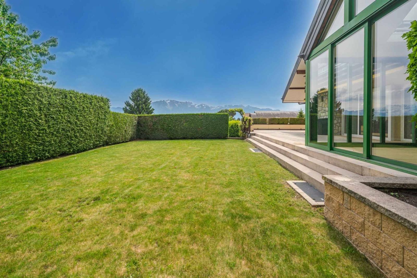Villa familiale avec vue sur le lac, piscine intérieure et grand jardin