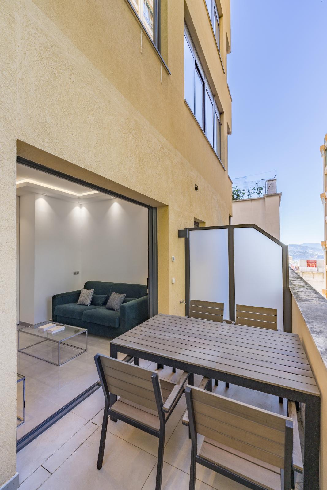 BETTINA: moderne studio rénové avec terrasse en location