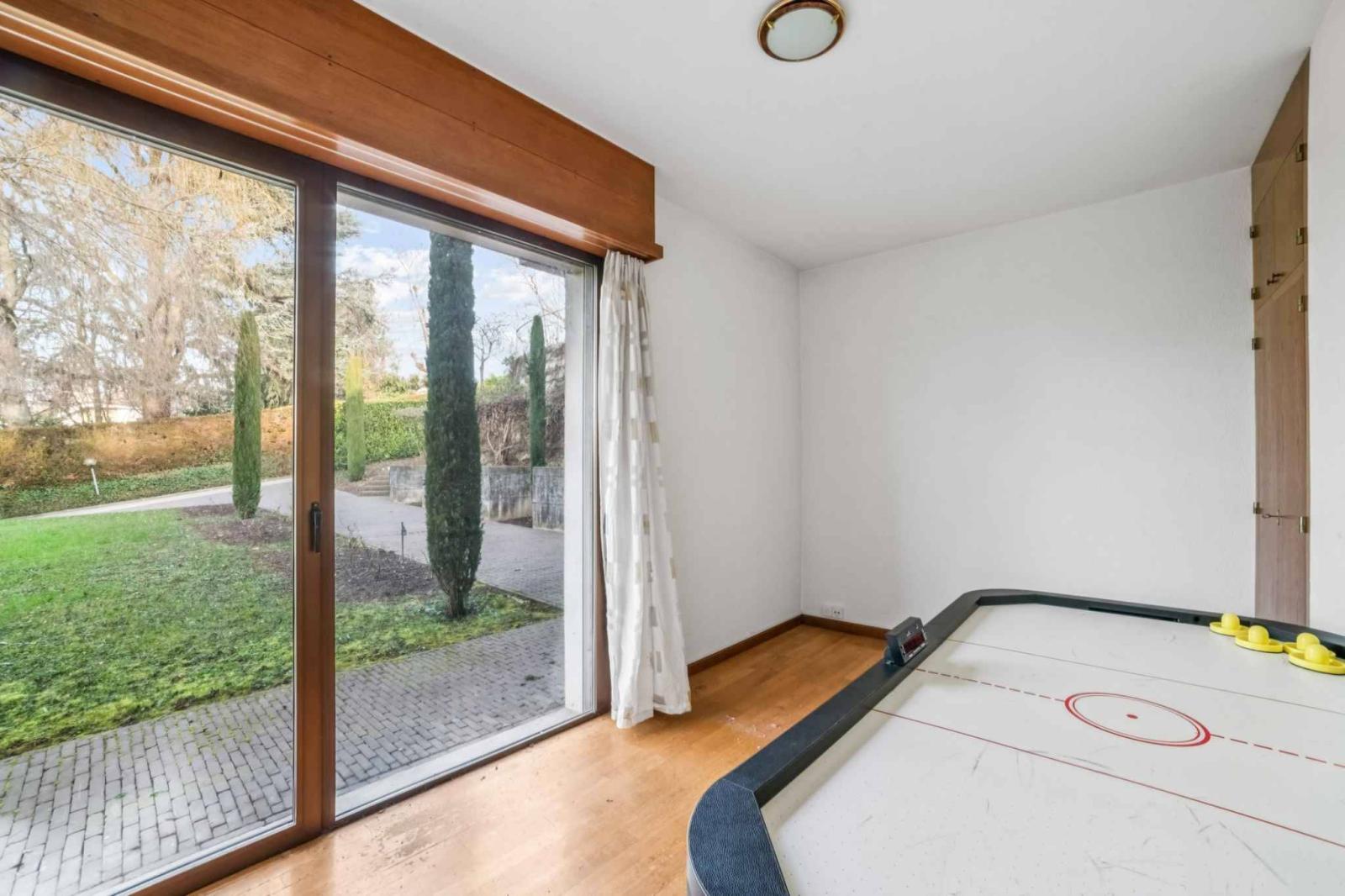 Villa d'architecte avec belle vue et accès privatif au lac
