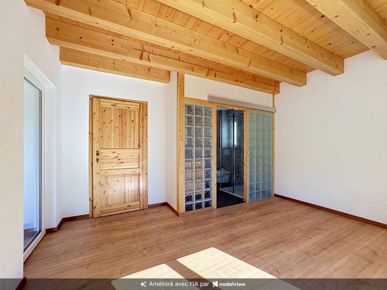 CHALET DE 15,5 PIÈCES
COMPOSÉ DE TROIS APPARTEMENTS INDÉPENDANTS