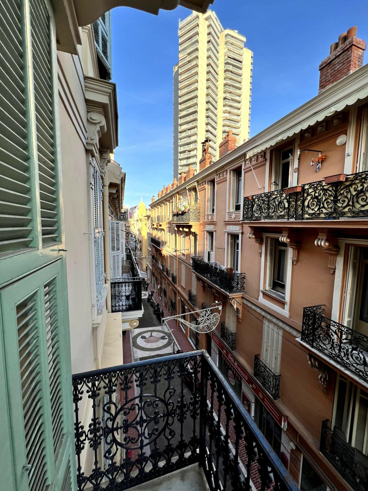 MONTE CARLO - IMMEUBLE BOURGEOIS SOUS LOI - 4  PIECES