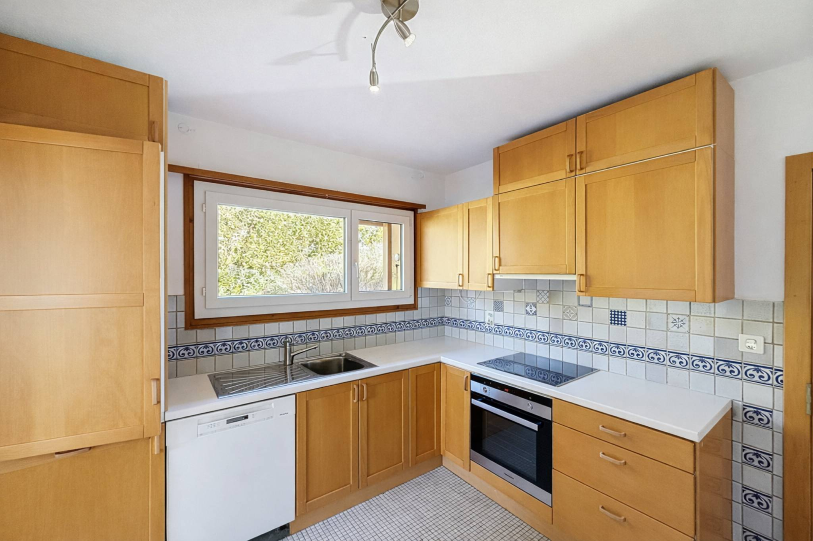 Lutry-Sud : Villa individuelle de 165 m² avec vue sur le lac. A rénover, fort potentiel