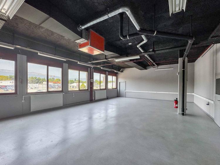 Atelier lumineux de 365 m² à Meyrin