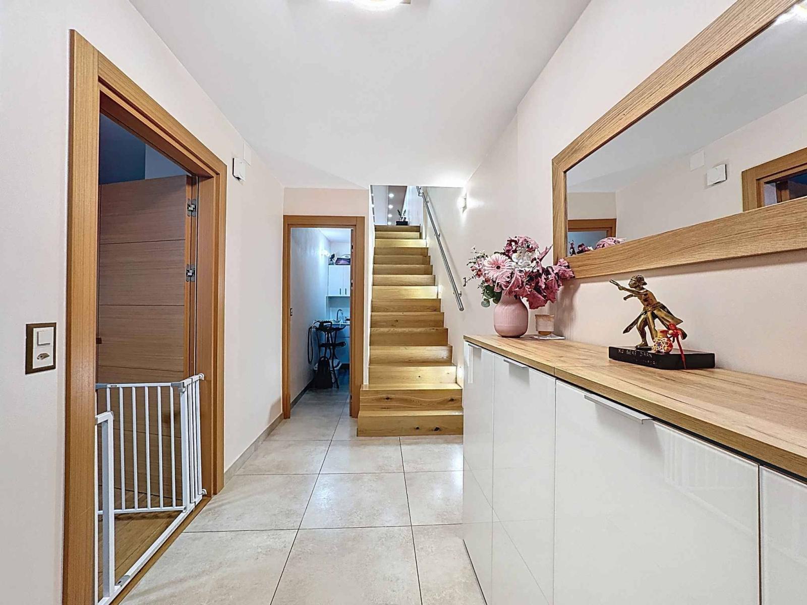 Villa mitoyenne d’exception aux volumes généreux