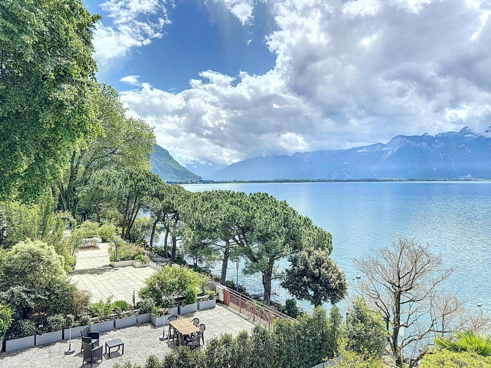 Magnifique appartement de 5.5 pièces, pieds dans l'eau ! Résidence prestigieuse !