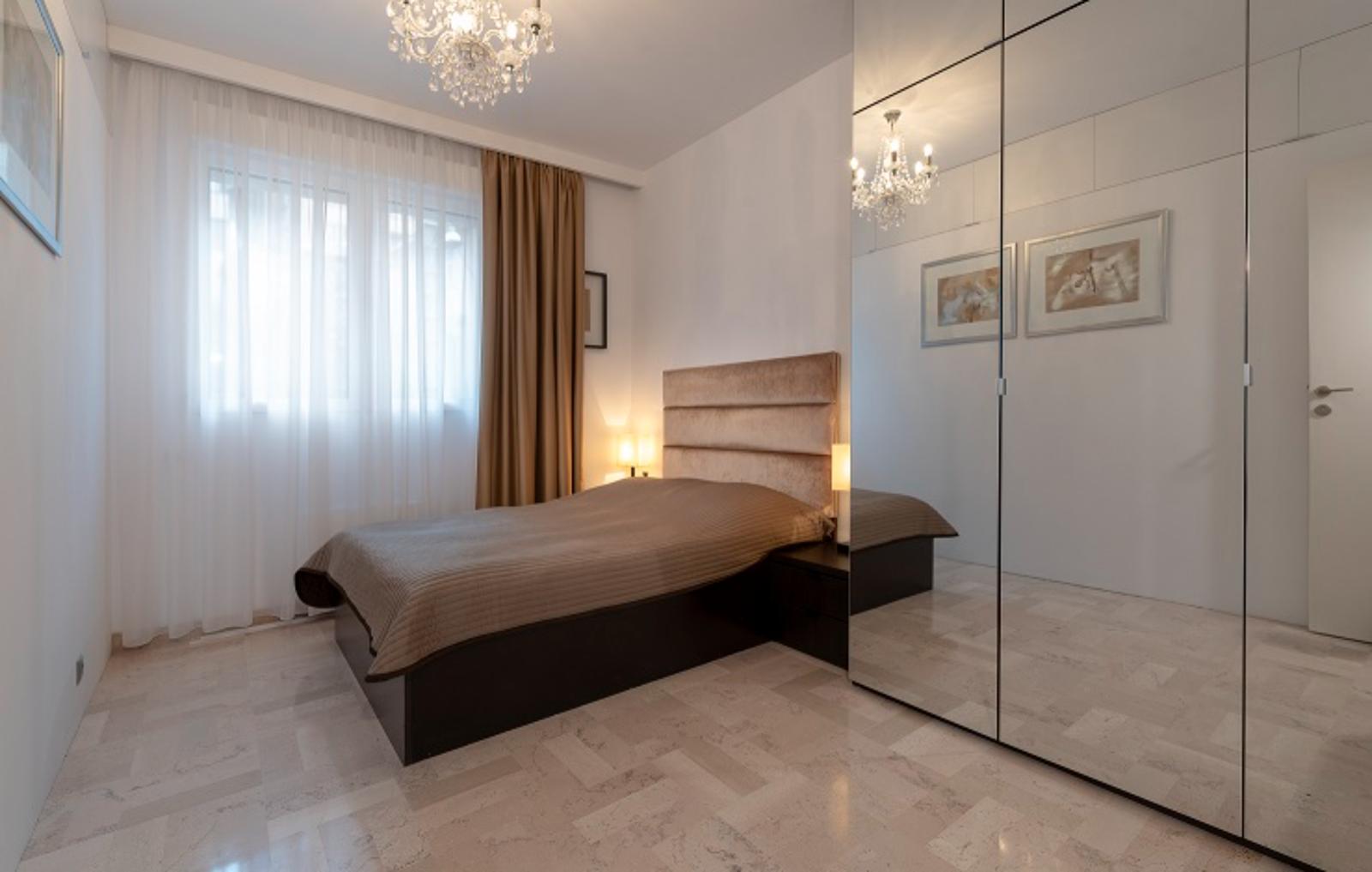 Appartement de quatre pièces en excellent état et élégamment meublé, avec vue sur la mer