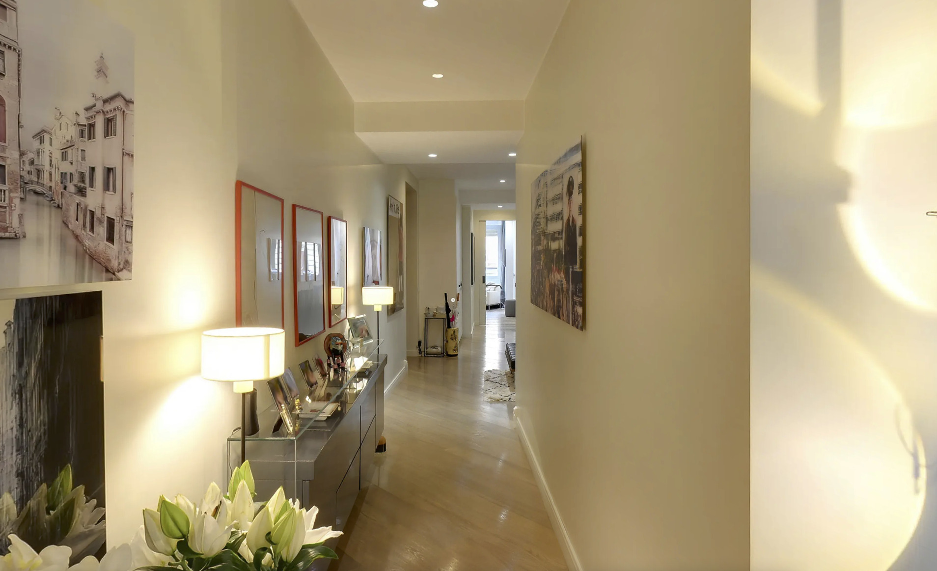 OIQDe_entrance-corridor-1-1742223972.jpg