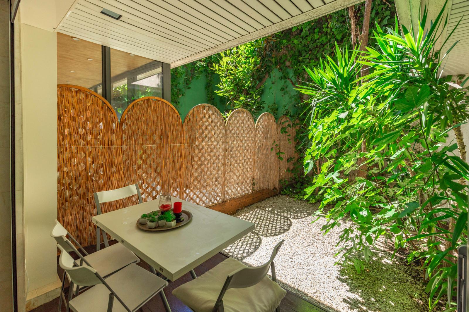 STUDIO MEUBLÉ AVEC JARDIN