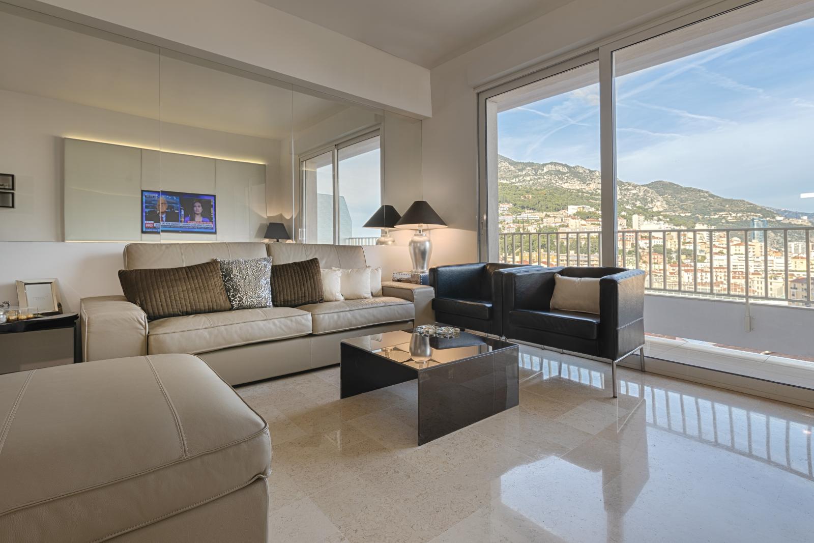 Appartement de quatre pièces en excellent état et élégamment meublé, avec vue sur la mer