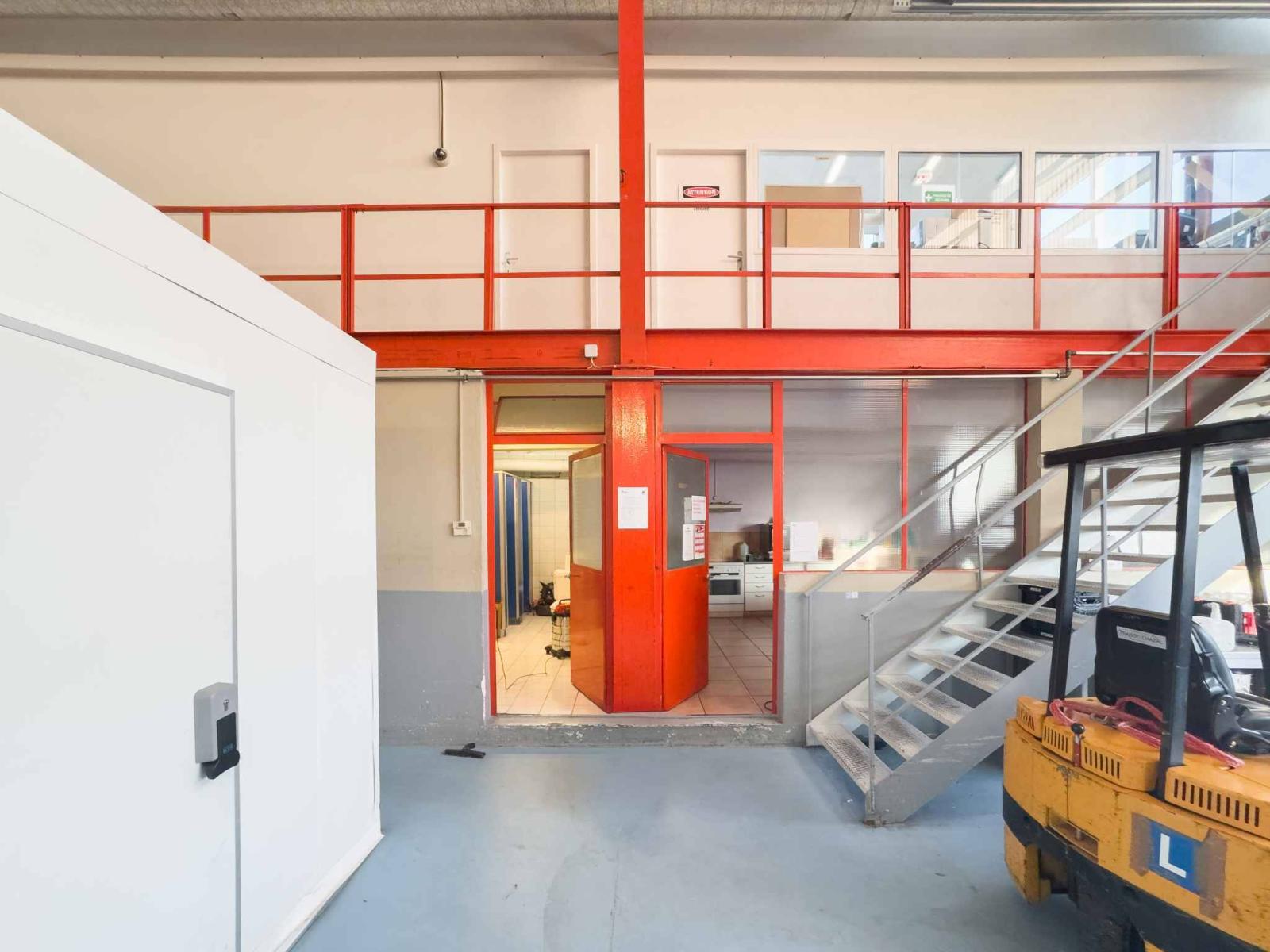 Atelier / logistique avec grande hauteur et mezzanine – Meyrin