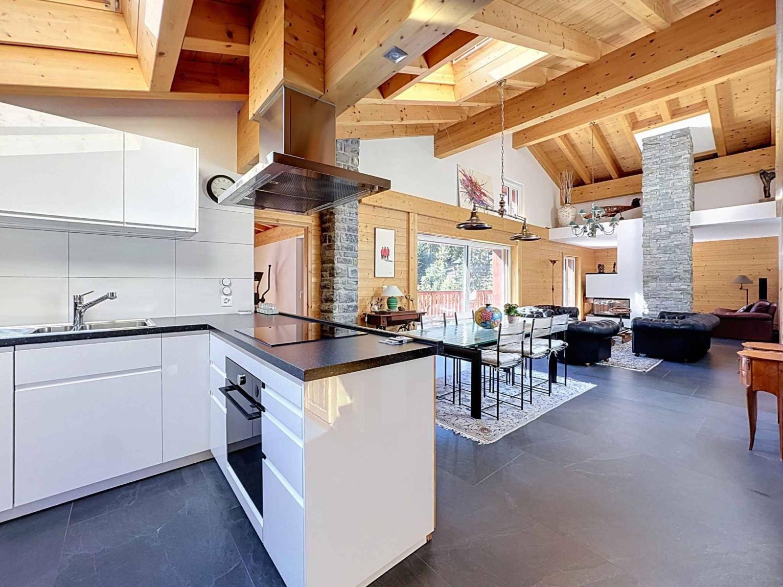 CHALET DE 15,5 PIÈCES
COMPOSÉ DE TROIS APPARTEMENTS INDÉPENDANTS