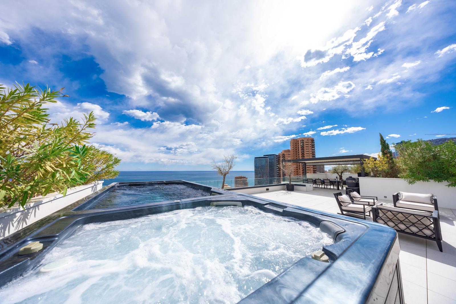 PENTHOUSE RENOVE PROCHE DE MONACO AVEC VUE MER SUR