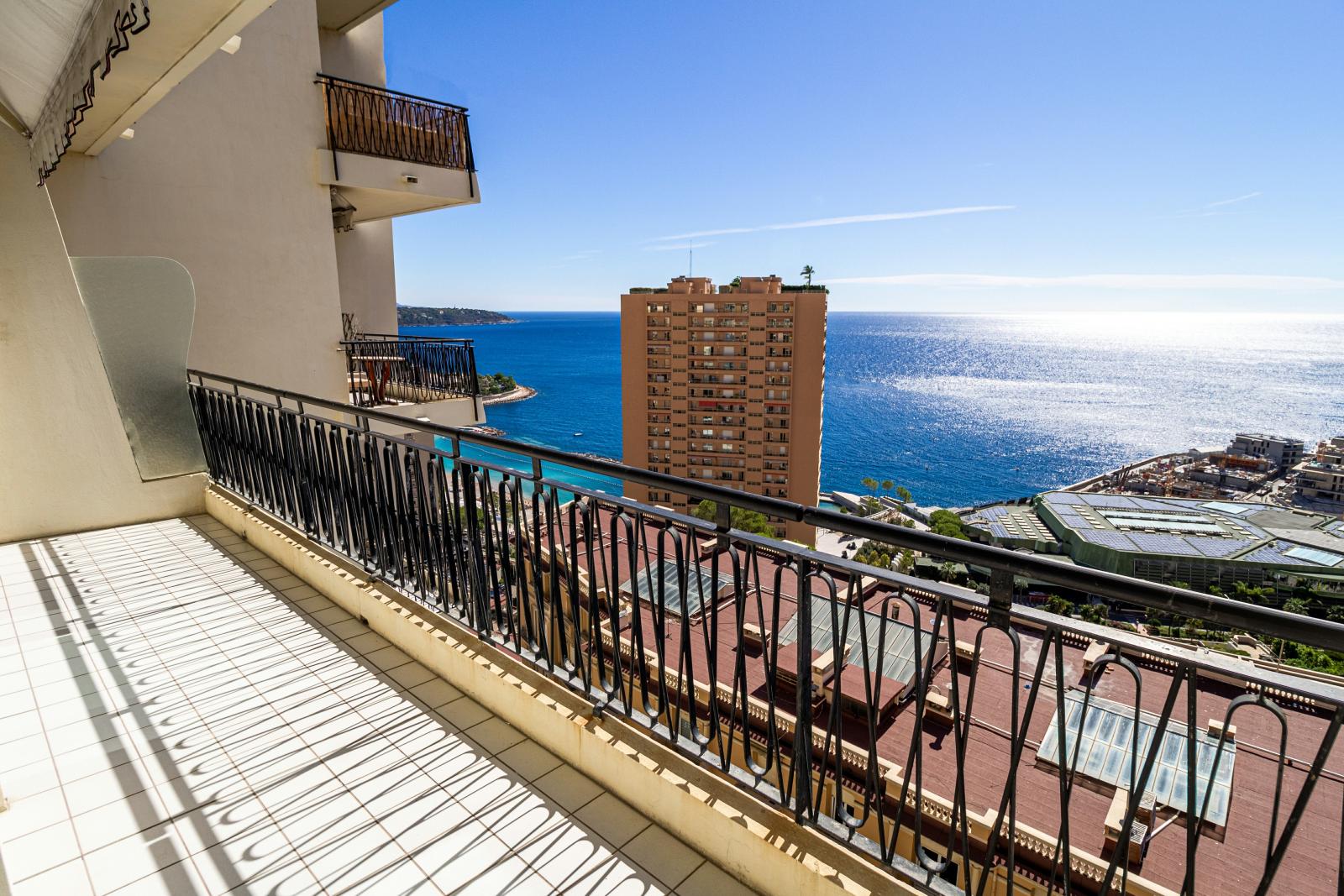 LE CONTINENTAL : Elégant deux-pièces rénovée avec vue panoramique sur la mer