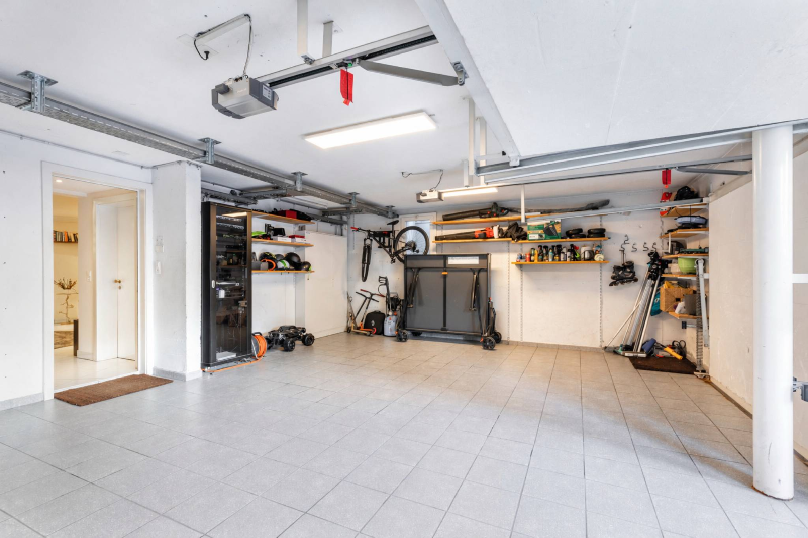 Unique Propriété de 8.5 pièces avec vue panoramique et piscine