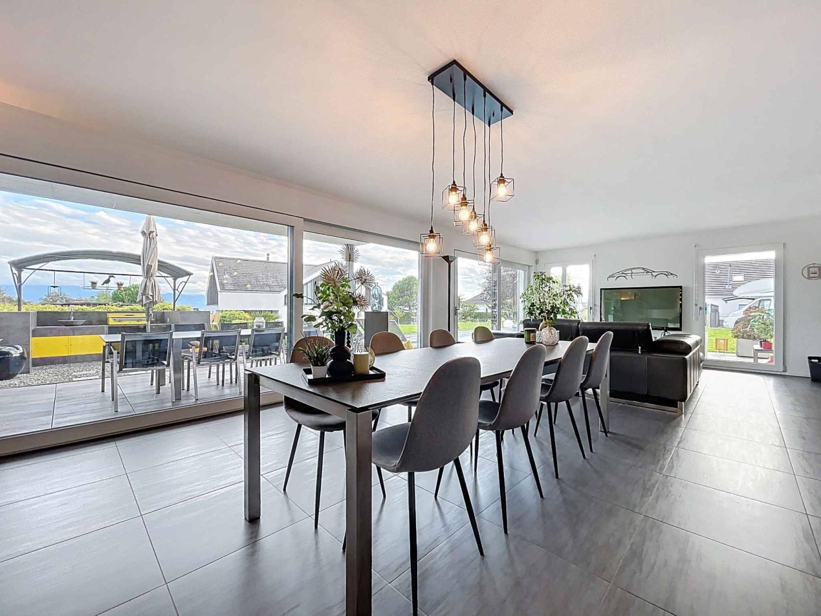 Villa individuelle moderne - jardin, piscine et vue partielle lac et Alpes