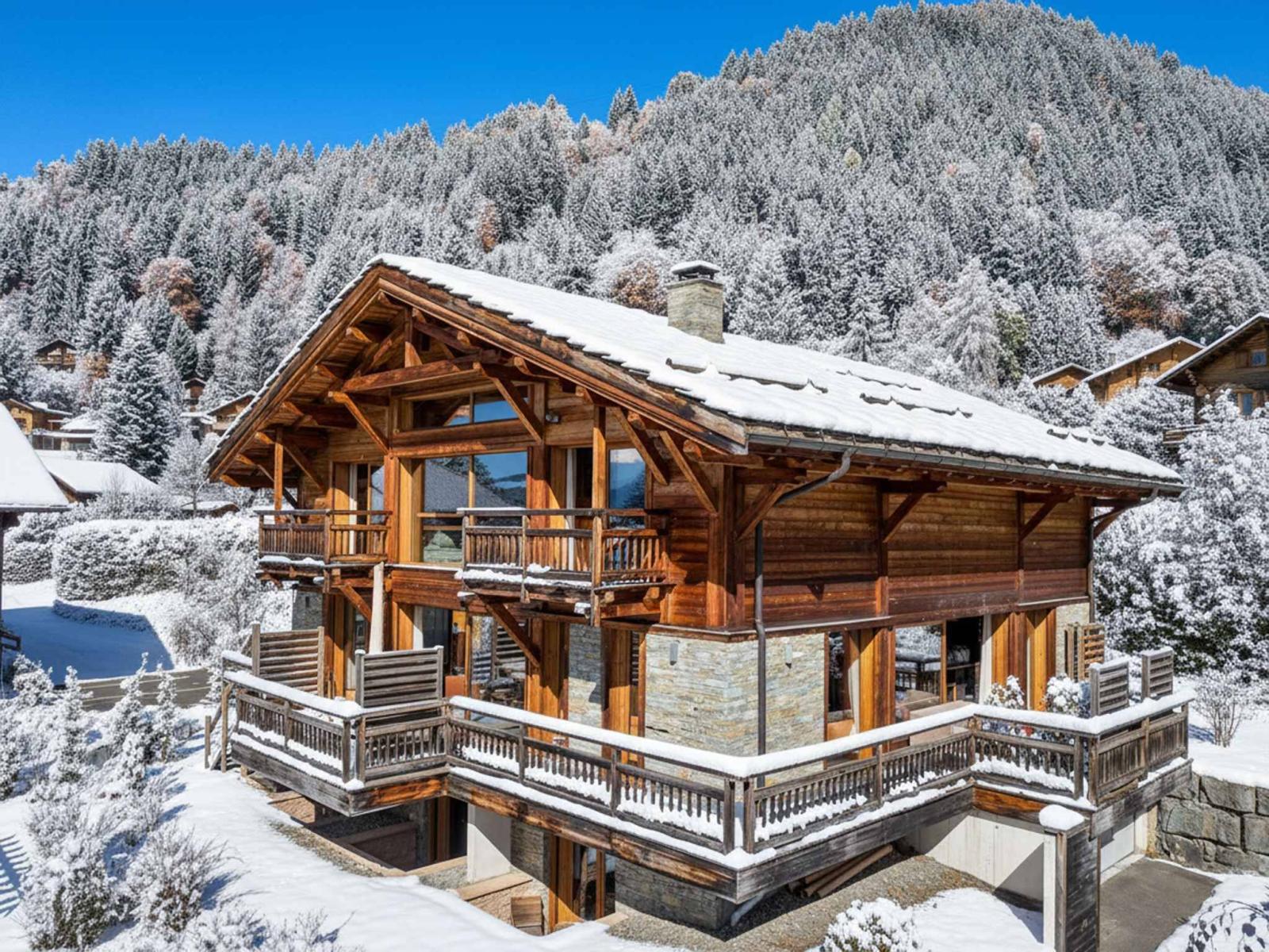Un chalet Bayrou à vendre à Villars-sur-Ollon - L'art de la construction alpine de Megève à Crans-Montana