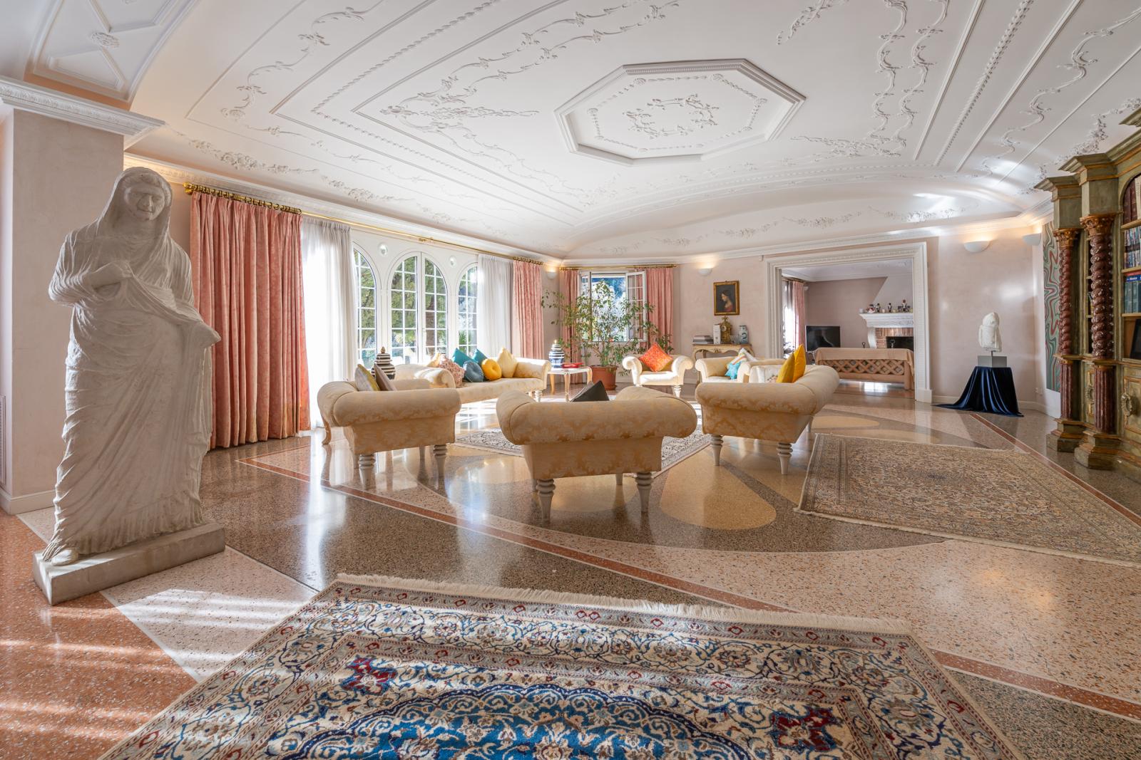 VILLA EXCEPTIONNELLE PROCHE DE MONACO