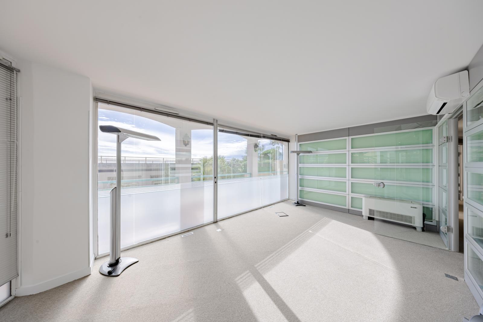 SPACIEUX BUREAUX PROCHE DE LA MER