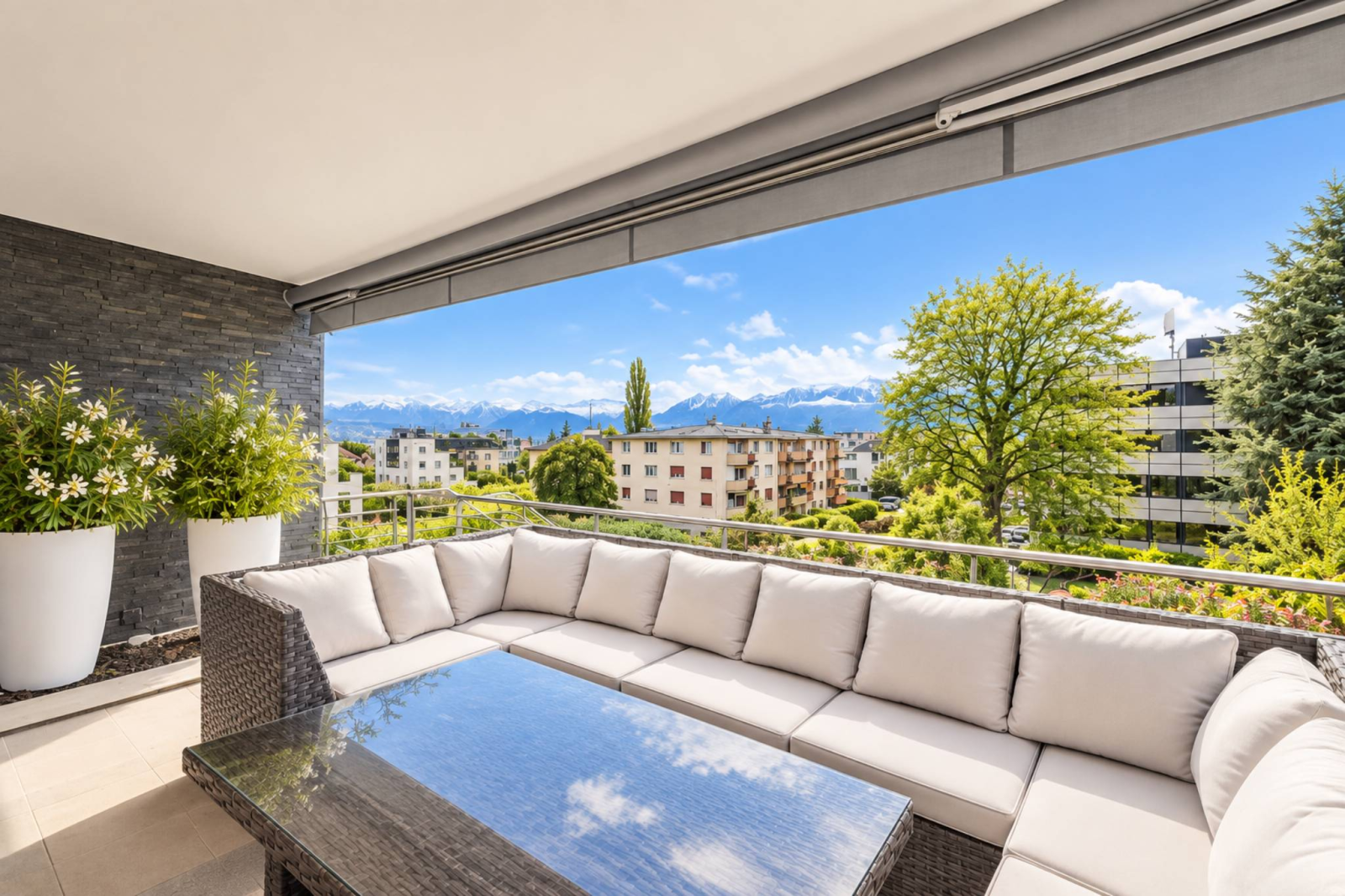 Duplex contemporain avec jardin privatif et vue sur les Alpes à Pully Sud